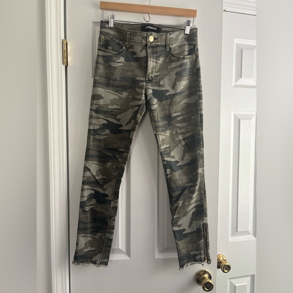 Express women’s Green Camouflage Skinny Jeans